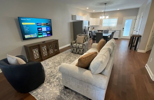 Versailles House | Zenyatta Cottage | 3BR Retreat in Horse Country