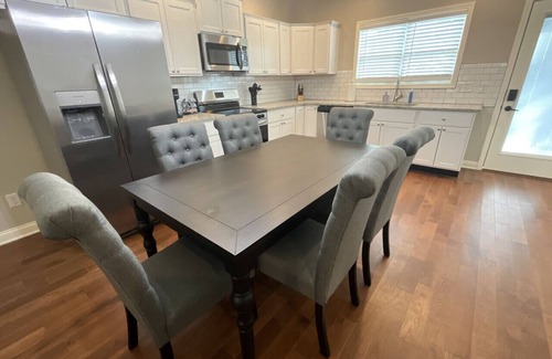 Versailles House | Zenyatta Cottage | 3BR Retreat in Horse Country