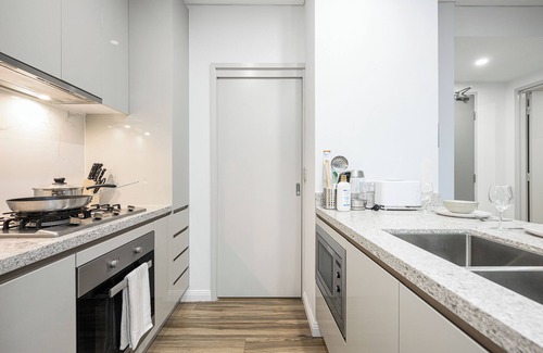 Zetland Apartment | Zetland near Shops & Train w/ Gym & Pool for 6ppl