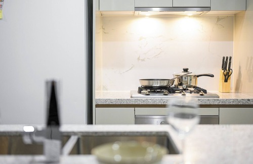 Zetland Apartment | Zetland near Shops & Train w/ Gym & Pool for 6ppl