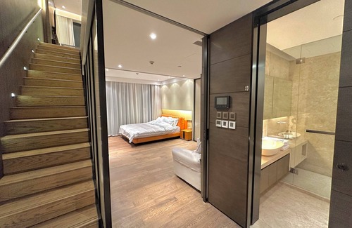 Downtown Shanghai Hotel | ZHome Deplex luxury apartment