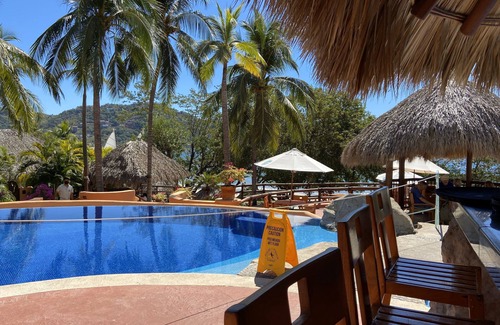 Ixtapa - Zihuatanejo Hotel | Zihuatanejo Hilton on Playa La Ropa Beachfront Large 2 BR Villa