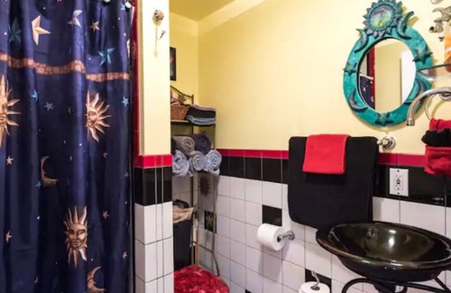 Barton Heights House | Zilker Park Peaceful Haven-Fun, Funky, and Colorful---Keeping Austin Weird