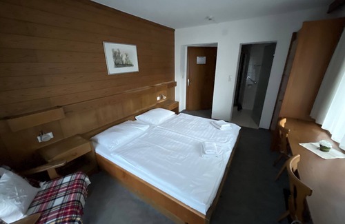 Obsteig Bed & Breakfast | Zimmer 02/2bett mit Balkon - Pension Alpina