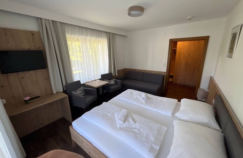 Obsteig Bed & Breakfast | Zimmer 05/3bett mit Balkon - Pension Alpina