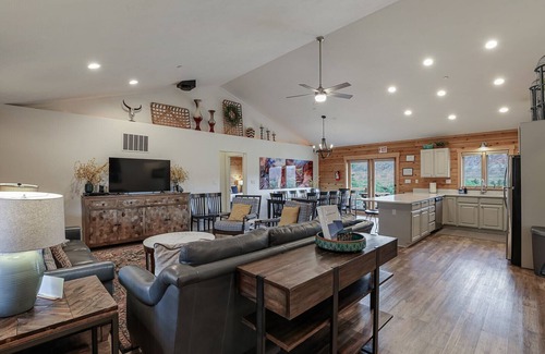 Zion National Park South Entrance Apartment | Zion Chalet 6 BD Retreats, Reunion,Wedding sleeps 22 w/hottub. 10 mins from Zion