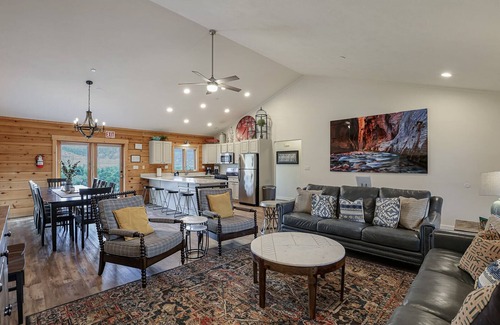 Zion National Park South Entrance Apartment | Zion Chalet 6 BD Retreats, Reunion,Wedding sleeps 22 w/hottub. 10 mins from Zion