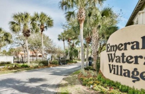Emerald Waters Village House | Zoe's Place- Pet Friendly close to the beach 5 Bedrooms 4.5 Baths