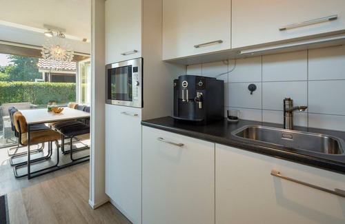 Renesse Villa | Zonnedorp 1 Modern beach house on villa park in Renesse