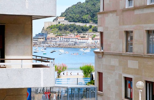 San Sebastian Centro Apartment | Zubieta Suite by FeelFree Rentals