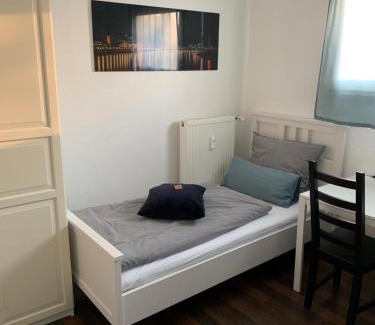 Dusseldorf-Lohausen Bed & Breakfast | Zum armen Mann