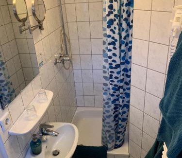 Dusseldorf-Lohausen Bed & Breakfast | Zum armen Mann
