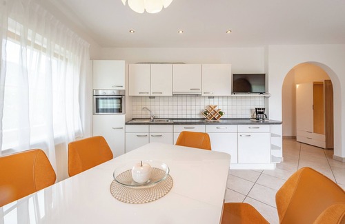 Tramin Apartment | "Zwerger Parterre" vacation apartment with garden terrace, pool and large sunbathing lawn