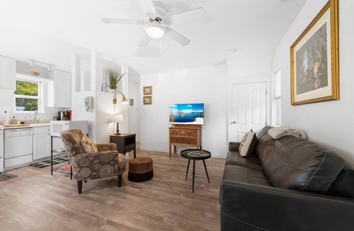 Ashland Cottage | Casa Amore Ashland~Pet-Friendly~Walkable to the Plaza, OSF, Restaurants & More