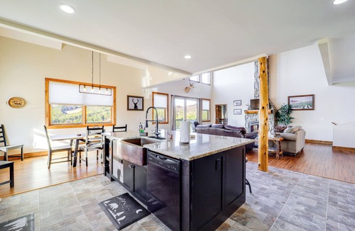 Fleetwood Cottage | Mountain-view Deck: Group Getaway in Fleetwood