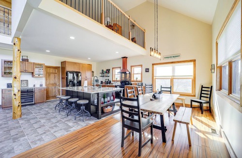 Fleetwood Cottage | Mountain-view Deck: Group Getaway in Fleetwood