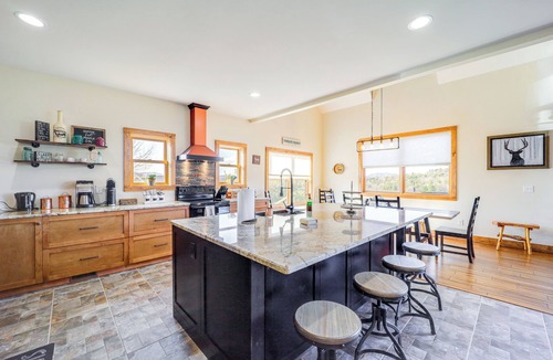 Fleetwood Cottage | Mountain-view Deck: Group Getaway in Fleetwood