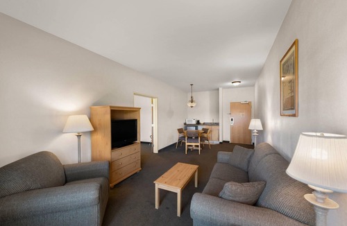 Tomahawk Hotel | Rodeway Inn & Suites Tomahawk