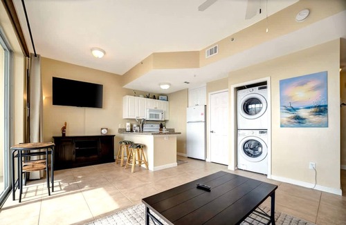 St. Petersburg - Clearwater Apartment | Sunlit Bayview Suite Balcony Pool Hot Tub