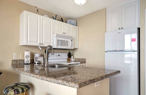 St. Petersburg - Clearwater Apartment | Sunlit Bayview Suite Balcony Pool Hot Tub