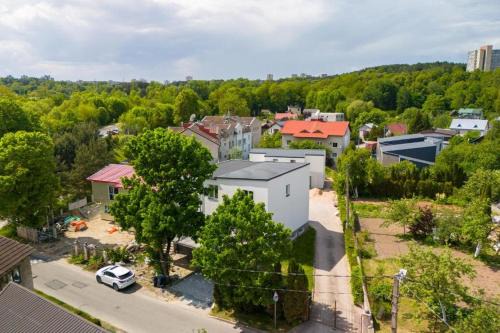 Отдельный дом с хорошей локацией в городе