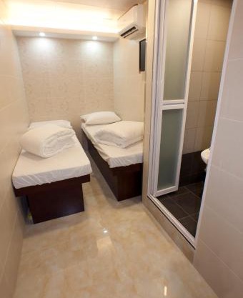 旺角地铁3分钟 经济型标双房 独立卫浴 免费WIFI 2人入住 Standard Twin Rm in Mong Kok for 2 Guests-3min to MTR and Private Bathroom