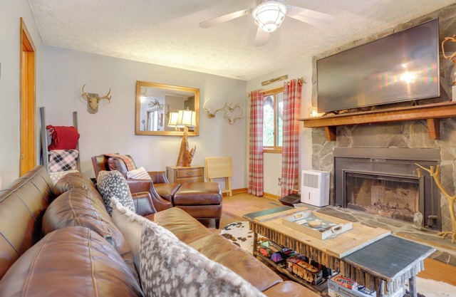1/2 Mi to Marina: Lake Arrowhead Condo!