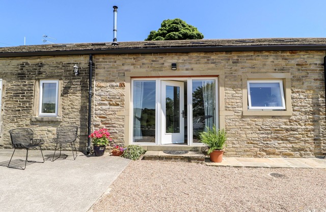 1 BARN COTTAGES, family friendly, with a garden in Halifax