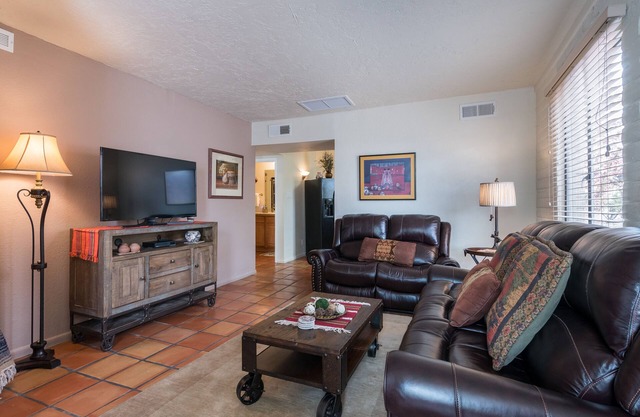 1-BD Suite near Plaza at Fort Marcy Hotel Suites by All Seasons Resort Lodging