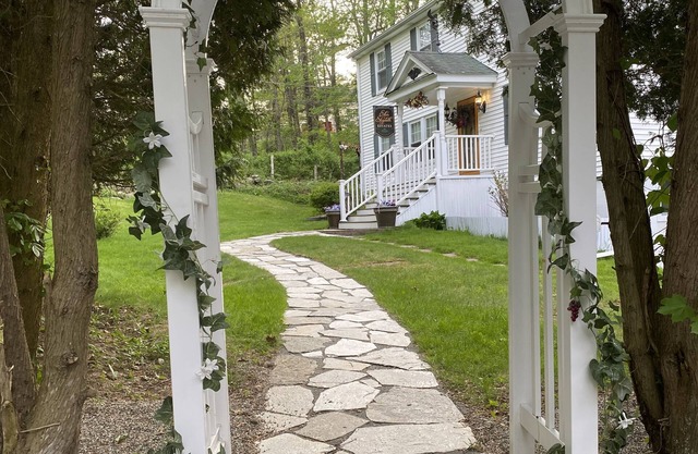 1 bdrm Garden Apt. Villa Setting, Ctrl Worcester/Boston, Ellen Elizabeth Est.