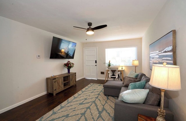 1 Bed/1 bath BIG PRIVATE back yard LOCATION