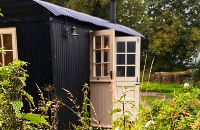 1 Bed Glamping Hut - Firepit, Fireplace, Views