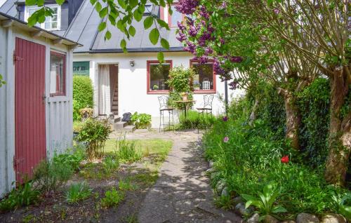 1 Bedroom Beautiful Home In Limhamn