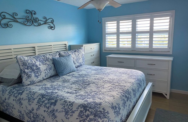 1-bedroom condo in fabulous Fort Myers! WiFi, AC, beautiful pool and Tiki Hut