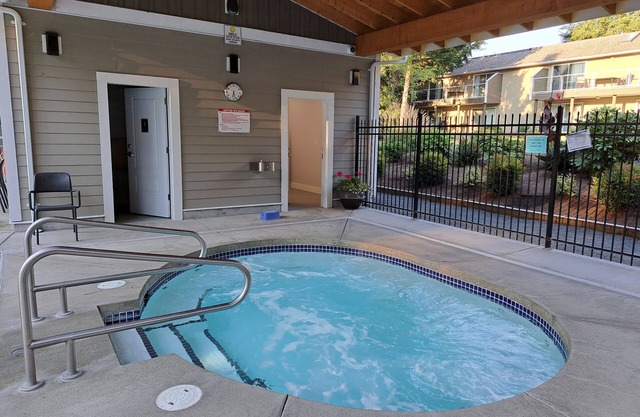 1 Bedroom Condo Near Rathtrevor Beach