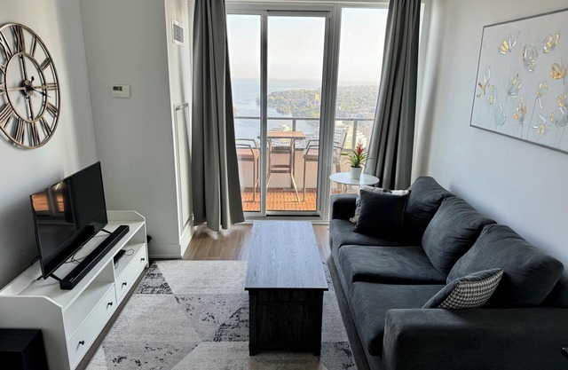 1 Bedroom condo with stunning view of lakeshore