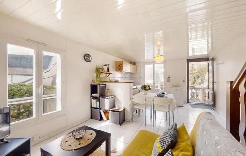 1 Bedroom Cozy Home In Josselin