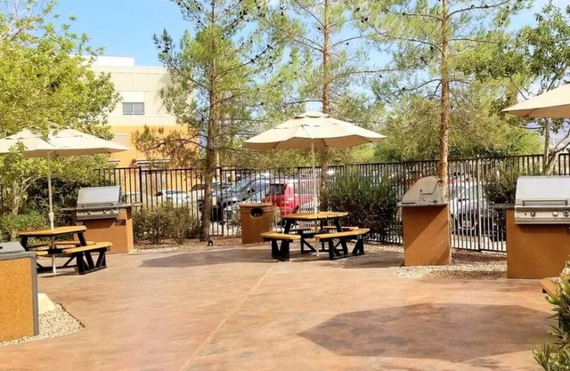 1 bedroom, Full kitchen, W/D, Pools, Next to South Point Casino