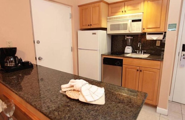 1-bedroom resort with WiFi, AC in superb Palm Beach Shores