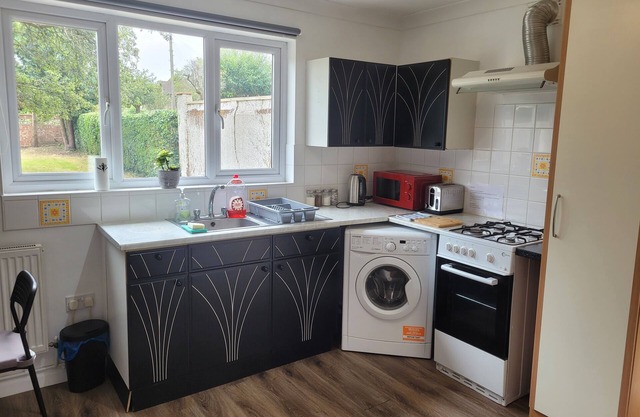 1 Bedroom - Sleeps 3 - Free Parking