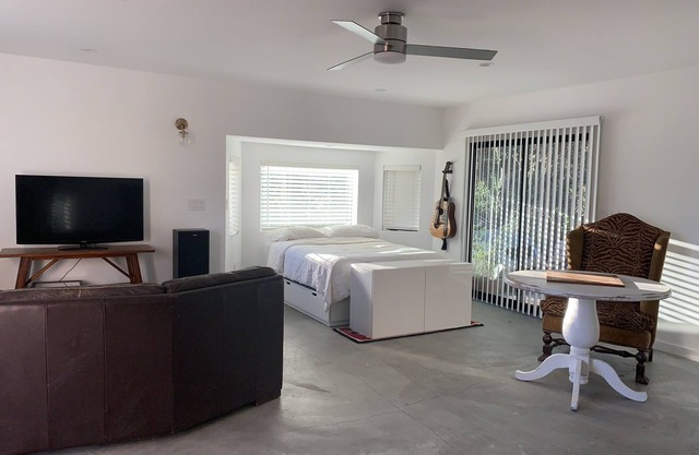 1-bedroom vacation home just 21 minutes from Hollywood Boulevard