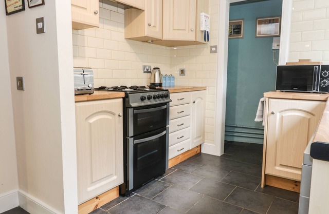 1 BLINKBONNY COTTAGES, pet friendly, with open fire in St Boswells