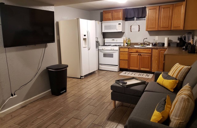 1 BRM Basement Apartment/420 friendly outside