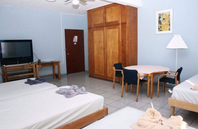 1-D ROOM - 2 SINGLE BEDS