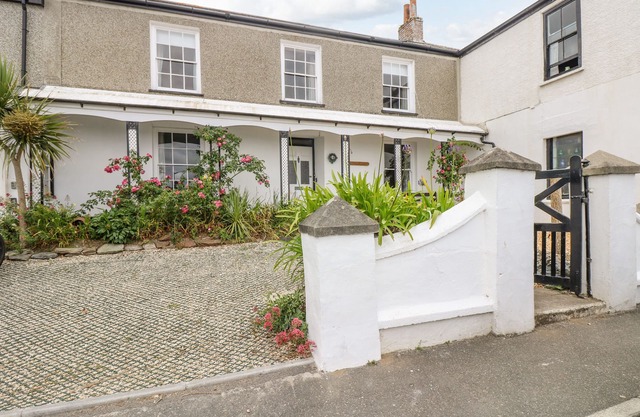 1 DORMER VILLAS, pet friendly, country holiday cottage in Portscatho