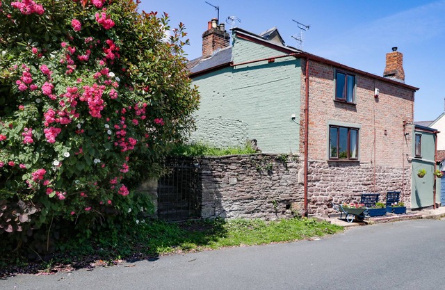 1 FERRYSIDE COTTAGES, pet friendly in Newnham-On-Severn