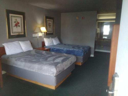 1 Full Bed Hotel Studio 214