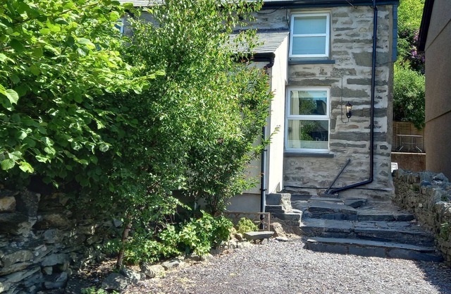 1 LLWYN HIR, with open fire in Blaenau Ffestiniog