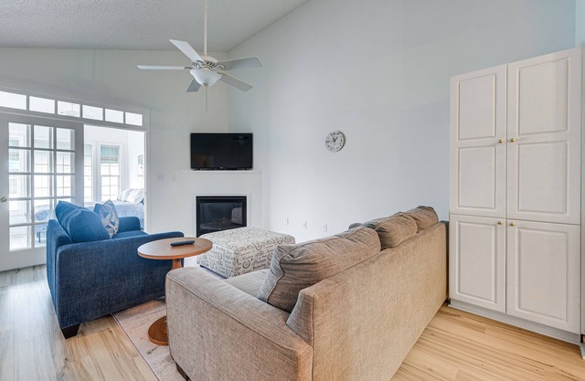 1 Mi to Beach: Myrtle Beach Condo w/Pool Access