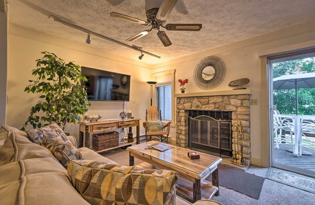 1 Mi to Jack Frost Ski Resort: Water-View Retreat